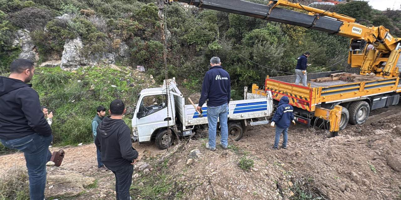 Kamyonet uçuruma yuvarlandı